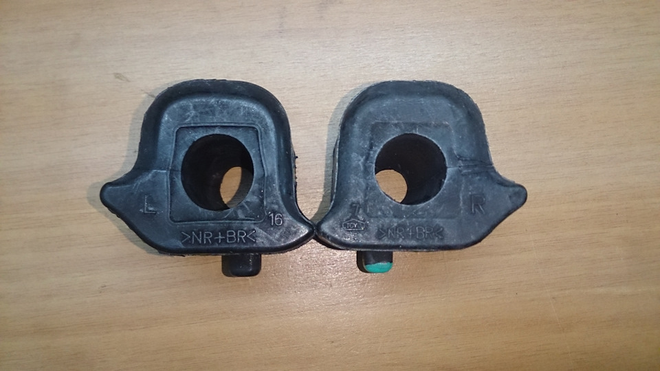 Втулка переднего стабилизатора Corolla (правая)