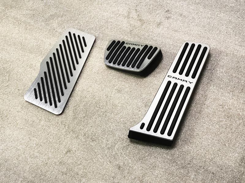 Педали Camry V70 серебро