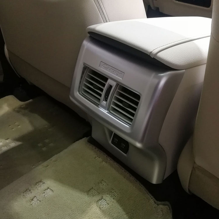 Накладка на задний воздуховод Camry V70 серебро