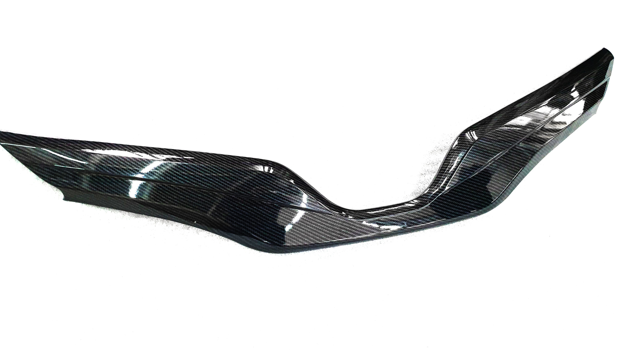 Птица вокруг эмблемы Camry V70 карбон