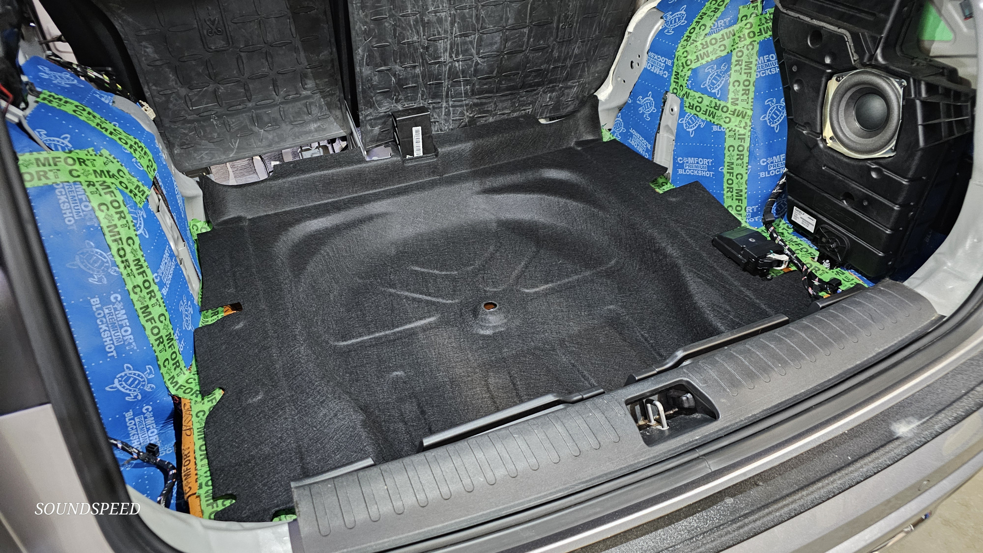 Обшивка пола  багажника Geely Мonjaro